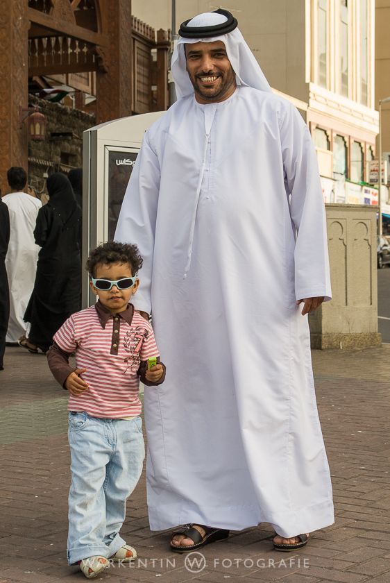 Tradition und Moderne in Dubai und gar nicht kamerascheu. ER hat MICH gefragt, ob ich ein Foto machen möchte!