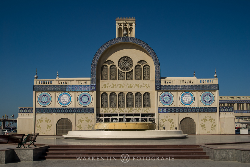 Der "Blue Souk", einer traditionellen Markthalle in Shardjah. Angeblich eines der meist fotografierten Gebäude der arabischen Welt.
