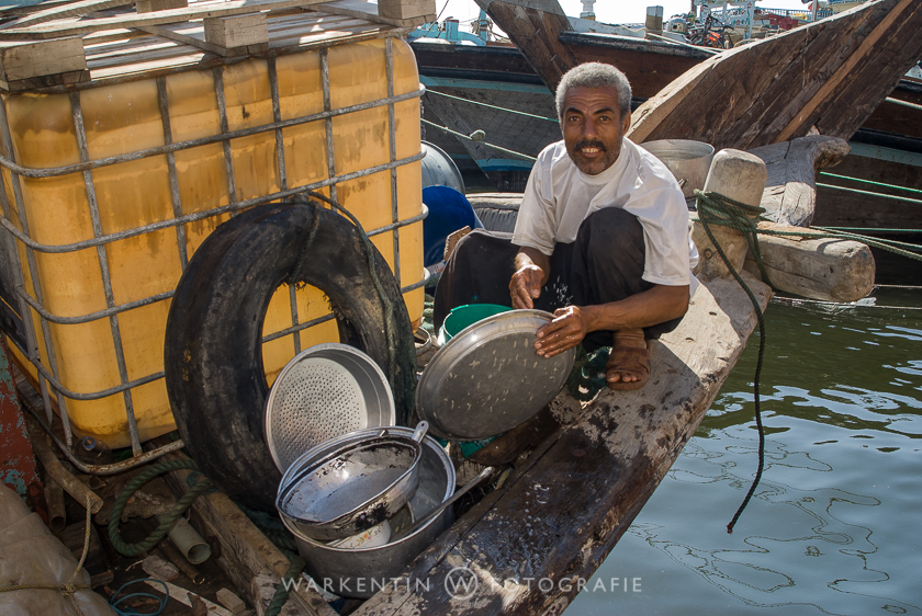 Küchendienst auf einer Dhau, einem traditionellen Holzschiff, das am Dubai Creek fest gemacht hat.